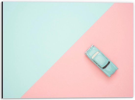 Dibond - Lichtblauwe Auto met Roze en Blauwe Achtergrond - 40x30cm Foto op Aluminium (Met Ophangsysteem)