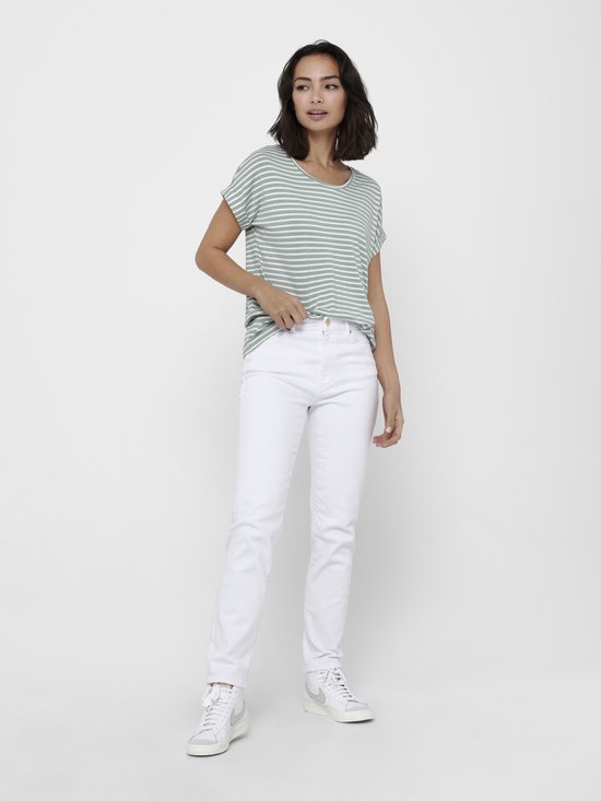 Groen gestreept t-shirt met witte strepen en opgerolde korte mouwen, gedragen door een model met witte jeans.