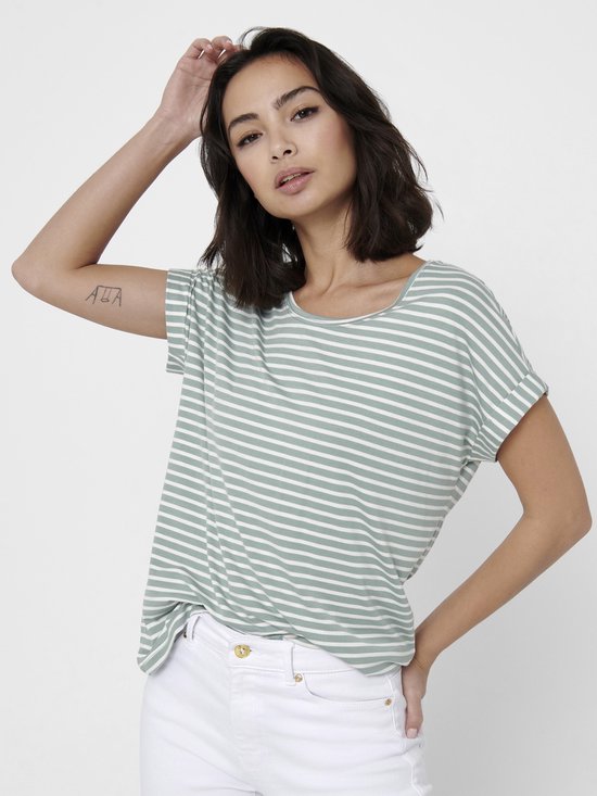 Groen gestreept t-shirt met witte strepen en omgeslagen korte mouwen, gedragen door een model met witte jeans.