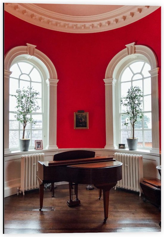 Dibond - Bruine Piano bij Rode Muur - 40x60cm Foto op Aluminium (Met Ophangsysteem)
