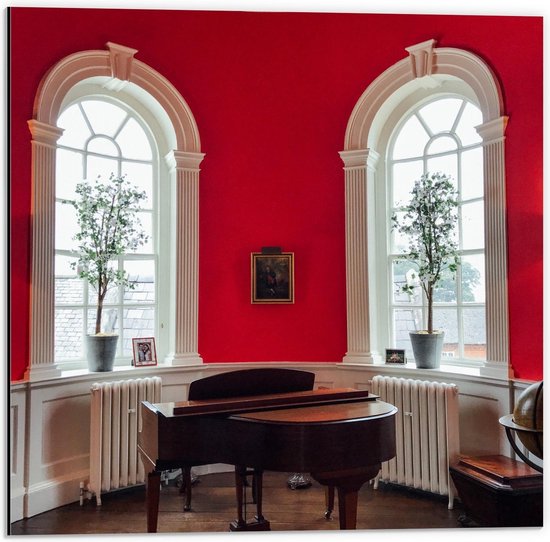 Dibond - Bruine Piano bij Rode Muur - 50x50cm Foto op Aluminium (Wanddecoratie van metaal)