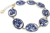 Zeeuws Meisje - Armband handgeschilderd Delftsblauw twee tulpen, porseleinen kralen geketteld