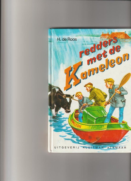 Kinderen in een boot met de titel 'redders met de kameleon'. Een koe in het water.
