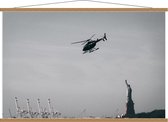 Schoolplaat – Helikopter boven Vrijheidsbeeld - 120x80cm Foto op Textielposter (Wanddecoratie op Schoolplaat)