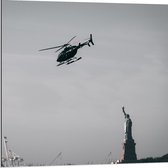 Dibond - Helikopter boven Vrijheidsbeeld - 80x80cm Foto op Aluminium (Met Ophangsysteem)