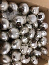 Kerstballen - Doos met veel zilvere kerstballen.