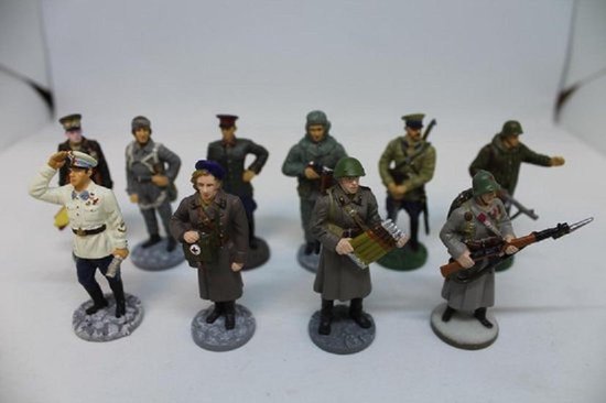 30 verschillende tinnen soldaatjes 1945 modelbouw maquette - hetto