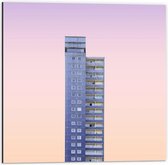 Dibond - Amsterdam Vertical Gebouw met Roze/Paarse Achtergrond - 50x50cm Foto op Aluminium (Wanddecoratie van metaal)