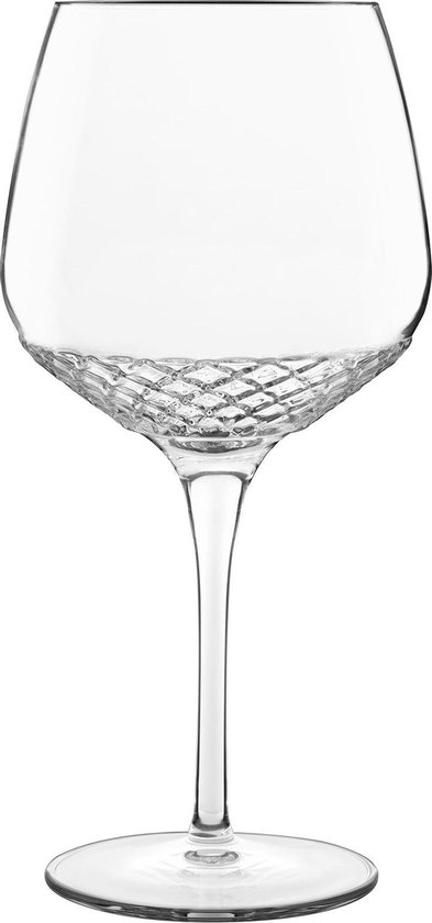 Un verre à vin en cristal avec des losanges gravés autour du calice.