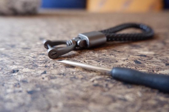 JNNJ Autosleutelhanger, sleutelhanger van echt leer voor auto, sleutel met D -gesp, leer, autosleutelhanger, metalen accessoires voor mannen en vrouwen (lichtbruin