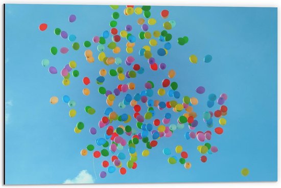 Dibond - Gekleurde Ballonnen in de Blauwe Lucht - 60x40cm Foto op Aluminium (Wanddecoratie van metaal)