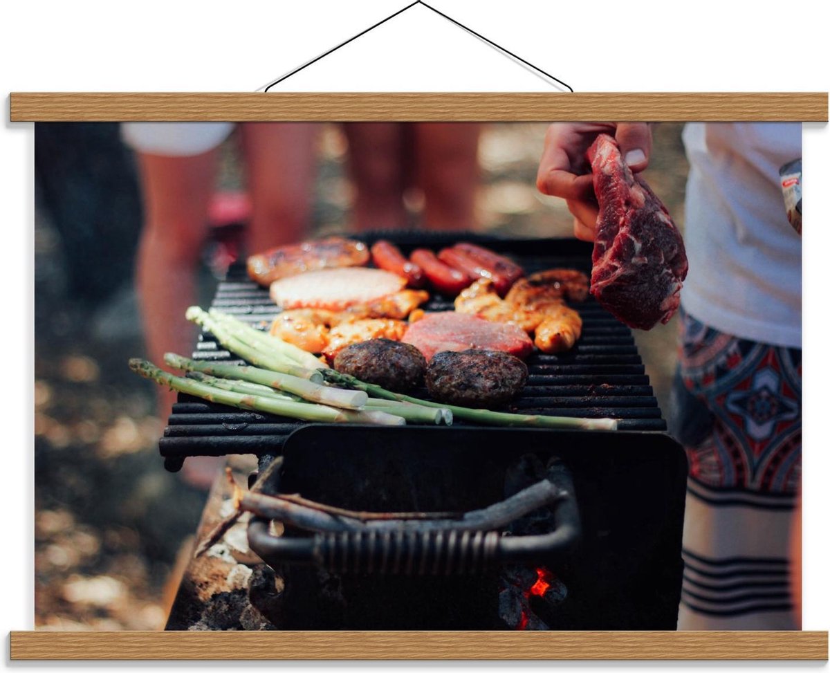 Schoolplaat – Vlees op de Barbecue - 60x40cm Foto op Textielposter (Wanddecoratie op Schoo