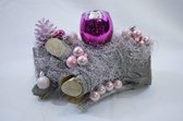ZoeZo Design - Kerststukje - kerststuk - tafelstuk - 23 x 16 x 18 cm - met waxinelichtjeshouder - houten stronk - pink - grijs - roze
