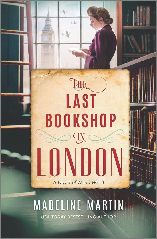 Boekomslag: "The Last Bookshop in London" door Madeline Martin. Een vrouw in vintage kleding leest een brief in een bibliotheek met uitzicht op Londen tijdens WO II.