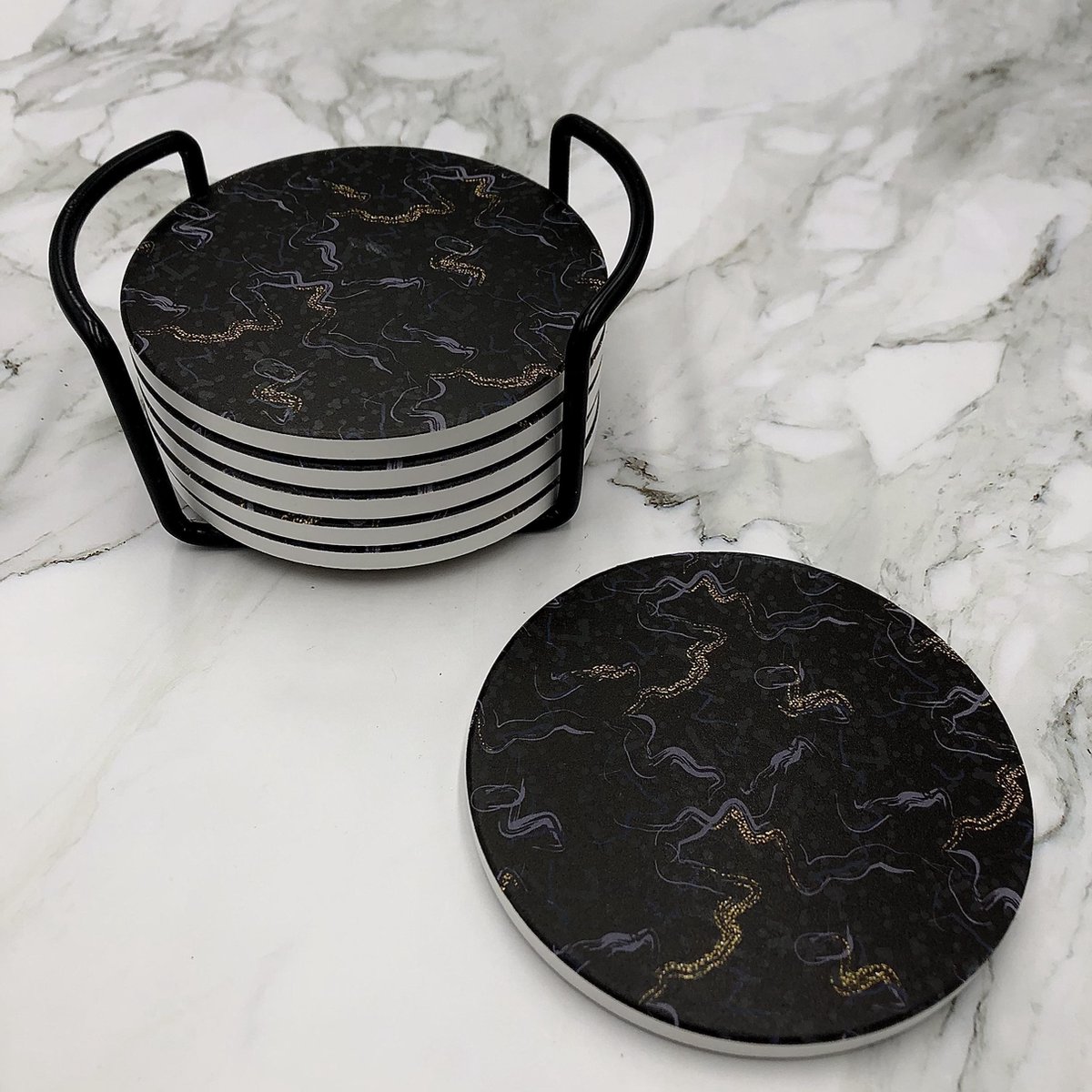 Maison Extravagante - Luxe onderzetters 'Oriental Dragon' voor glazen en mokken - Set van 6 - Inclusief zwarte metalen houder - Keramische onderzetters - Anti-slip - Rond — cadeau in Wonen & Interieur - foto 3