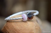 Urn-Crematie-as roze glasbedel met rond RVS naam sieraad aan unisex leren wit/zilver metallic 4mm armband voor heren én dames-Wordt op maat gemaakt-Hoge kwaliteit rvs klik sluiting