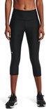 Zicht op de voorkant van een zwarte capri sportbroek met wit logo.
