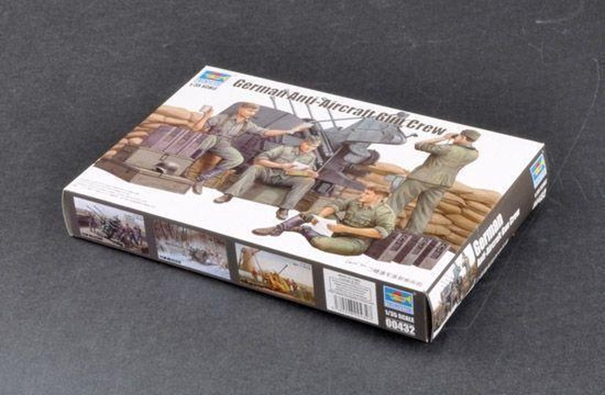 1:35 Model Kit German Anti Aircraft Gun Crew Trumpeter