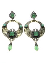 Oorbellen in oud goudkleur met groene stenen en hanger.