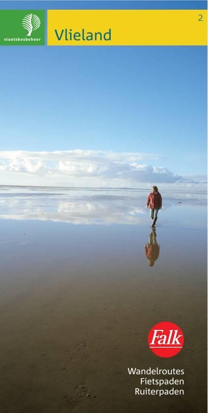 Man loopt over een nat strand bij Vlieland, met een reflectie in het water.