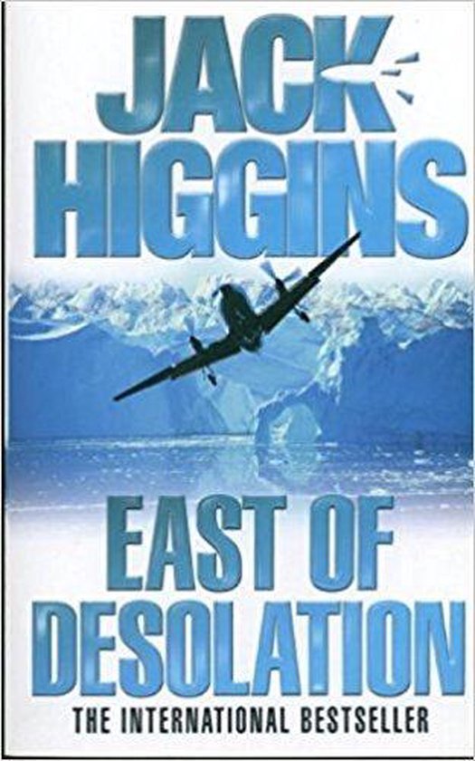 Boekomslag van East of Desolation door Jack Higgins met een vliegtuig boven een ijzig landschap.