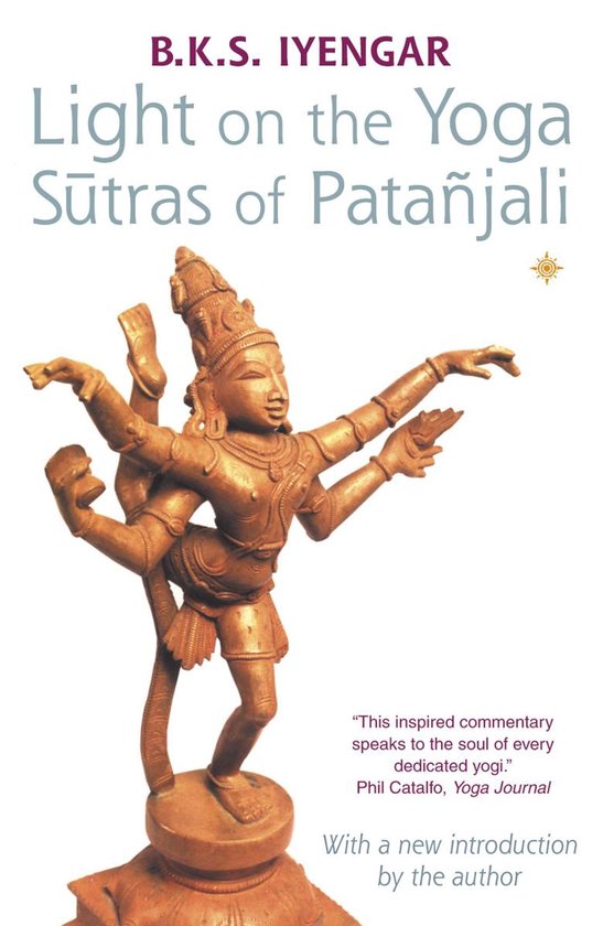 Boekomslag 'Light on the Yoga Sutras of Patanjali' door B.K.S. Iyengar, met een bronzen beeld van een meerarmige godheid.