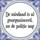 Tegeltje met Spreuk (Tegeltjeswijsheid): De misdaad is al georganiseerd, nu de politie nog + Kado verpakking & Plakhanger