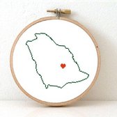 Saudi Arabia borduurpakket  - geprint telpatroon om een kaart van Saudie Arabië te borduren met een hart voor  Riyadh  - geschikt voor een beginner