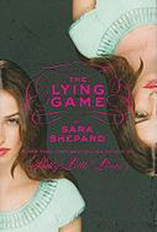 Boekomslag van 'The Lying Game' door Sara Shepard, met twee spiegelende meisjesgezichten en de titel in roze letters.