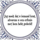 Tegeltje met Spreuk (Tegeltjeswijsheid): Zeg nooit dat u iemand kent, alvorens u een erfenis met hem hebt gedeeld! + Kado verpakking & Plakhanger