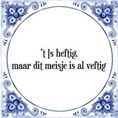 Tegeltje met Spreuk (Tegeltjeswijsheid): 't Is heftig, maar dit meisje is al veftig + Kado verpakking & Plakhanger