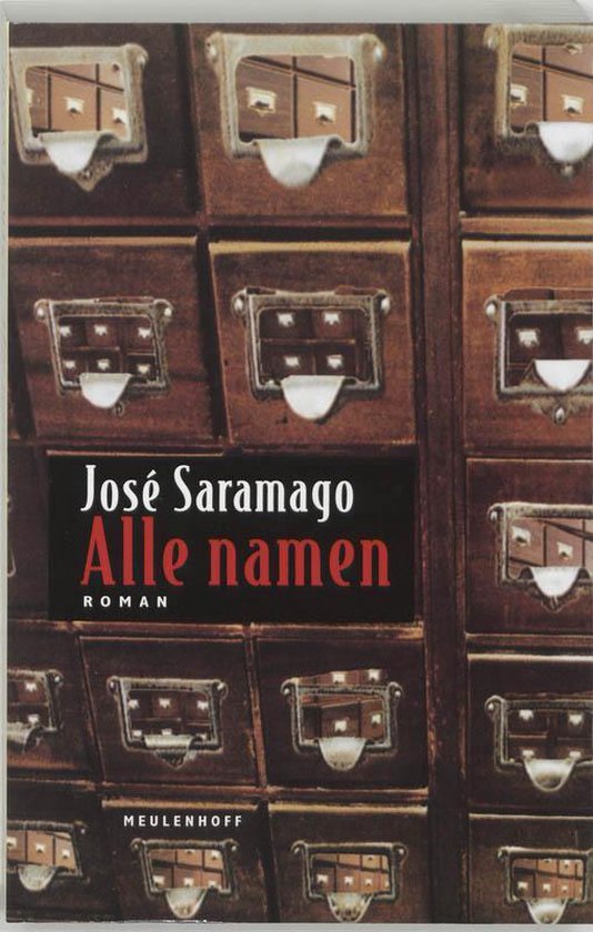 Boek "Alle namen" van José Saramago op een achtergrond van een houten archiefkast.