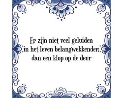 Tegeltje met Spreuk (Tegeltjeswijsheid): Er zijn niet veel geluiden in het leven belangwekkender, dan een klop op de deur + Kado verpakking & Plakhanger
