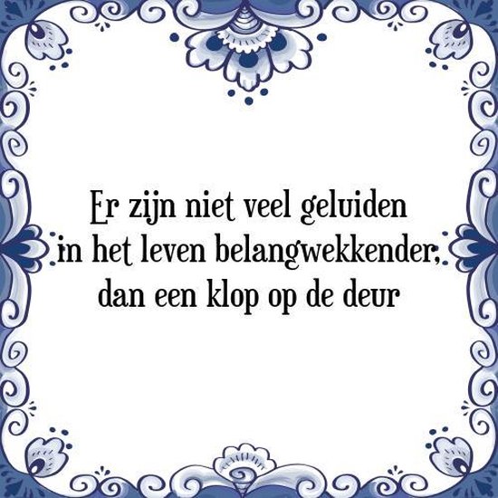 Tegeltje met Spreuk (Tegeltjeswijsheid): Er zijn niet veel geluiden in het leven belangwekkender, dan een klop op de deur + Kado verpakking & Plakhanger