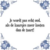 Tegeltje met Spreuk (Tegeltjeswijsheid): Je wordt pas echt oud, als de kaarsjes meer kosten dan de taart! + Kado verpakking & Plakhanger