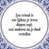 Tegeltje met Spreuk (Tegeltjeswijsheid): Een vriend is wie tijdens je leven dingen zegt, wat anderen na je dood vertellen + Kado verpakking & Plakhanger