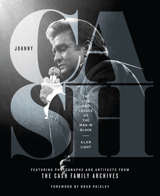 Johnny Cash, 'The Man in Black', zingend met microfoon. Tekst: 'The Life and Legacy of the Man in Black'.