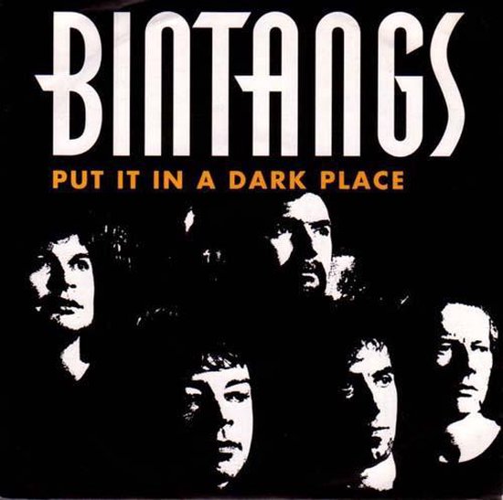 Albumhoes van Bintangs 'Put it in a dark place' met zwart-witportretten van vijf bandleden tegen een zwarte achtergrond.