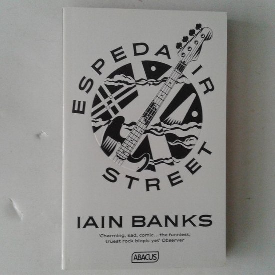 Boek "Espedair Street" van Iain Banks, met een zwart-wit afbeelding van een elektrische gitaar in een cirkel, en de tekst 'Charming, sad, comic...the funniest, truest rock biopic yet' Observer.