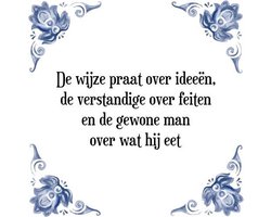 Tegeltje met Spreuk (Tegeltjeswijsheid): De wijze praat over idee�n, de verstandige over feiten en de gewone man over wat hij eet + Kado verpakking & Plakhanger