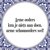 Tegeltje met Spreuk (Tegeltjeswijsheid): Arme ouders kun je niets aan doen, arme schoonouders wel! + Kado verpakking & Plakhanger