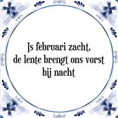 Tegeltje met Spreuk (Tegeltjeswijsheid): Is februari zacht, de lente brengt ons vorst bij nacht + Kado verpakking & Plakhanger