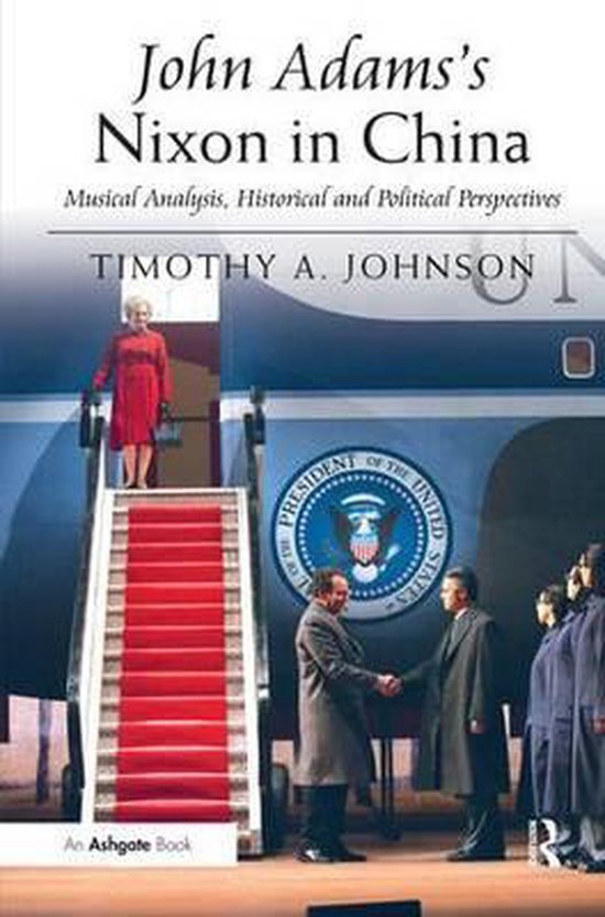 Boekomslag van 'John Adams's Nixon in China', met een vrouw in rode jurk op trap, twee mannen die elkaar de hand schudden bij een vliegtuig
