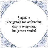 Tegeltje met Spreuk (Tegeltjeswijsheid): Stagnatie is het gevolg van ontkenning; door te accepteren, kun je weer verder! + Kado verpakking & Plakhanger