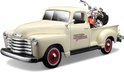 Schaalmodel Chevrolet 3100 pick-up 1950 met Harley Davidson motor 1:24