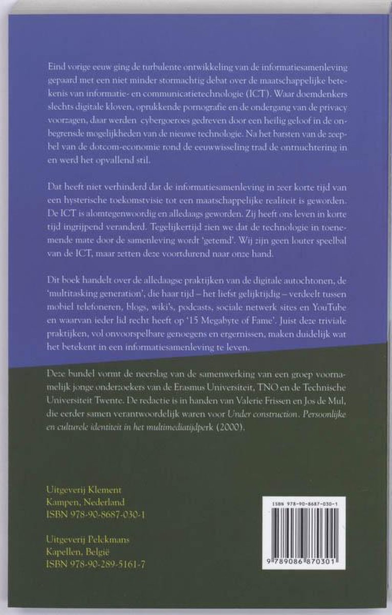 Achterkant van het boek 'De Draagbare Lichtheid van het Bestaan' met tekst over de informatiesamenleving.