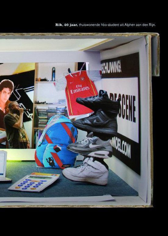 Diorama met drie heren sportschoenen, een voetbalshirt van Arsenal en een rugzak.