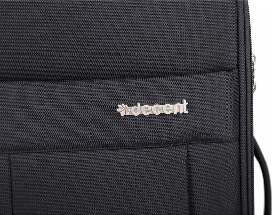 Zilverkleurig 'Decent' logo op een zwarte koffer.