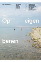 Boekcover 'Op eigen benen' met tekst en een foto van mensen in het water bij een strand.