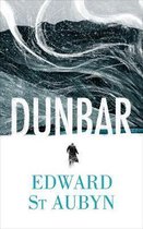 Dunbar, Edward St Aubyn. Titel in witte letters op een witte achtergrond met een afbeelding van een besneeuwd landschap en een kleine figuur in de verte.